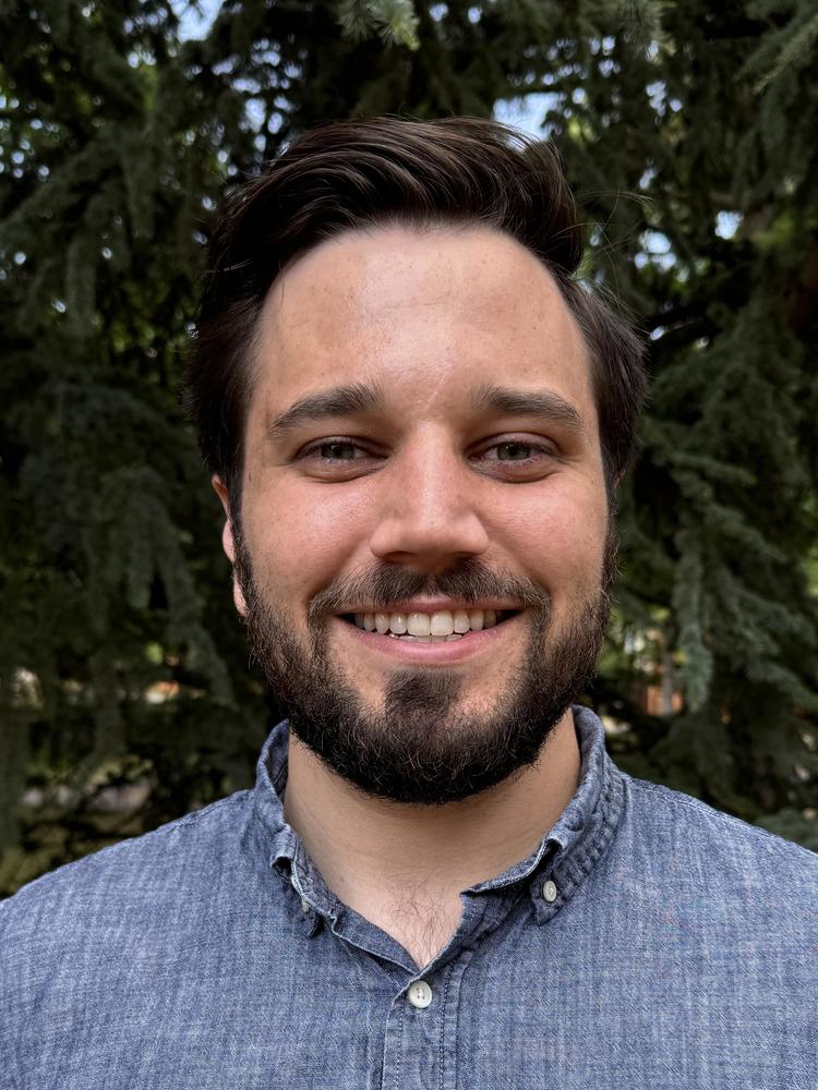 Daniel Headshot