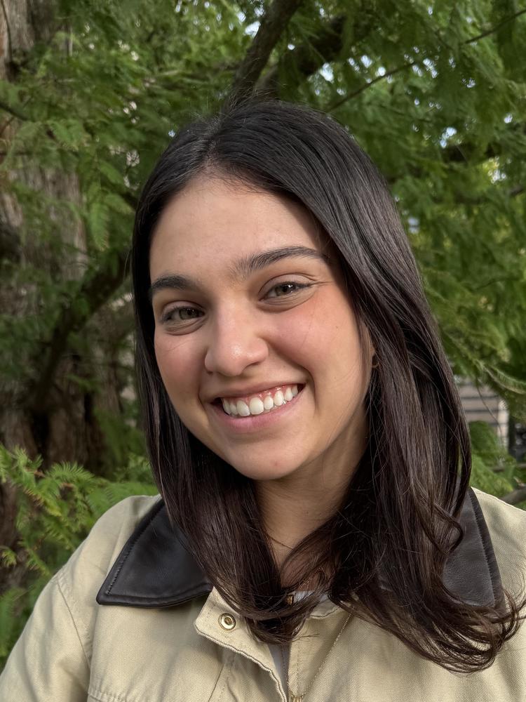 Laura Sabrosa Silva Outdoor Headshot