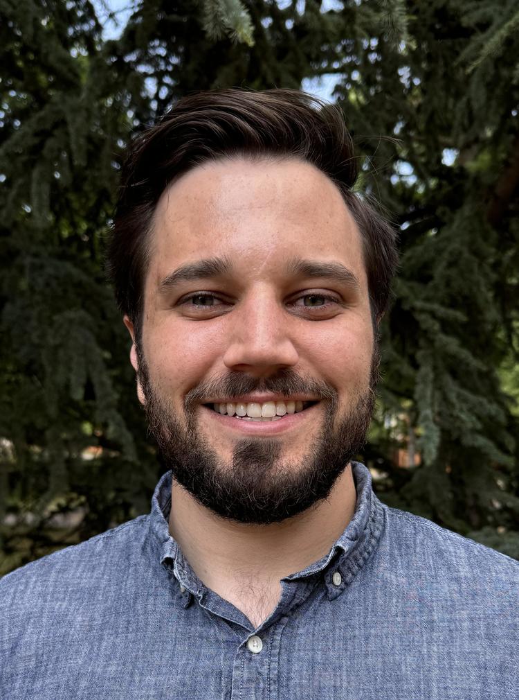 Daniel Headshot